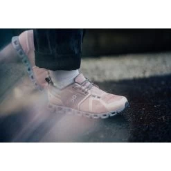 On Running On Cloud 5 Waterproof Damesschoenen - Rose & Fossil 15 On Running On Cloud 5 Waterproof Damesschoenen - Rose & Fossil -ON RUNNING Winkel on cloud 5 waterproof women shoe rose fossil 7 1387712