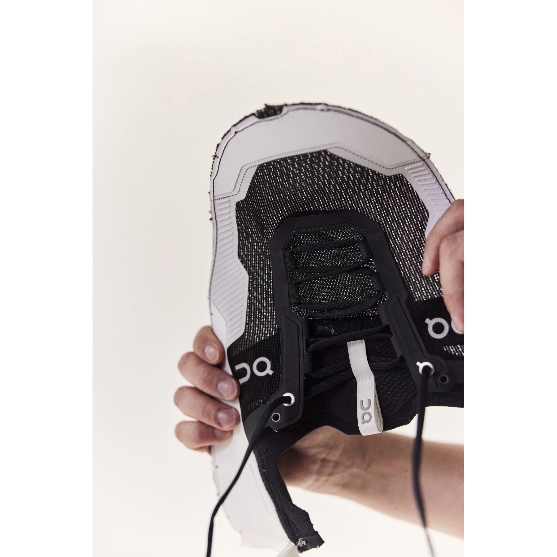 On Running On Cloudultra 2 PO Dames Trail Running Schoenen - Zwart & Wit 9 On Running On Cloudultra 2 PO Dames Trail Running Schoenen - Zwart & Wit - Afbeelding 7