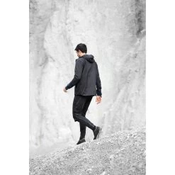 On Running On Insulator Jacket - Black & Navy 27 On Running On Insulator Jacket - Black & Navy -ON RUNNING Winkel on insulator jacket black navy 13 949981