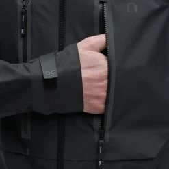 On Running On Storm Jacket - Black 16 On Running On Storm Jacket - Black -ON RUNNING Winkel on storm jacket black 7 1301001