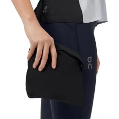 On Running On Waterproof Anorak Dames - Zwart '22 21 On Running On Waterproof Anorak Dames - Zwart '22 -ON RUNNING Winkel on waterproof anorak women black 10 949113