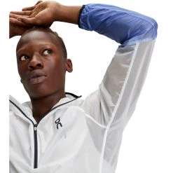 On Running On Zero Jacket Hardloopjack - Undyed-White & Cobalt 20 On Running On Zero Jacket Hardloopjack - Undyed-White & Cobalt -ON RUNNING Winkel on zero jacket undyed white cobalt 7 1443275